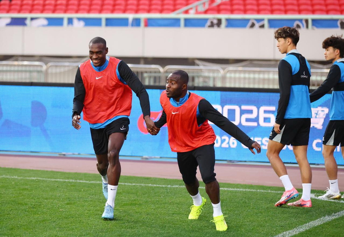 球探体育比分网-中超大连英博vs武汉三镇踩场图片分享，玩配对，看看谁牵了谁的手|斯坦丘|马马杜|冯劲|阿奇姆彭|廖锦涛_新浪体育_新浪新闻